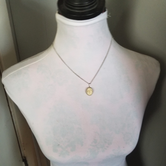 Vintage dried flowers necklace in resin preserved pale yellow cottagecore silver - Picture 3 of 14